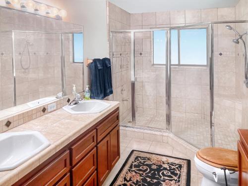 ein Bad mit einer Dusche, einem Waschbecken und einem WC in der Unterkunft Family Haven in Graeagle CA w/King Bed Suite in Graeagle