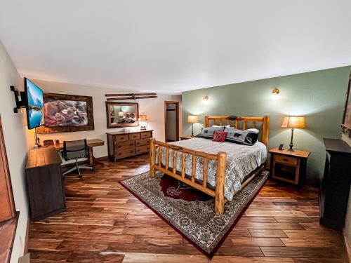 ein Schlafzimmer mit einem Bett und ein Wohnzimmer in der Unterkunft Family Haven in Graeagle CA w/King Bed Suite in Graeagle