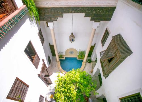 - une vue sur la piscine située dans un bâtiment dans l'établissement Riad Marélia, à Marrakech
