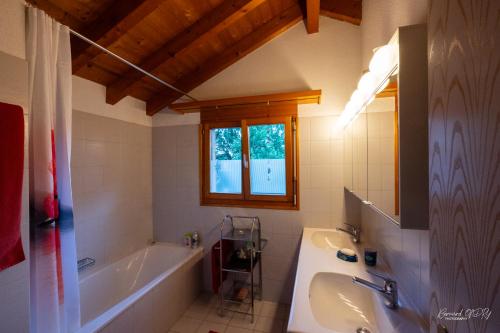 bagno con vasca e lavandino di Zimmer mit eigenem Badezimmer a Näfels