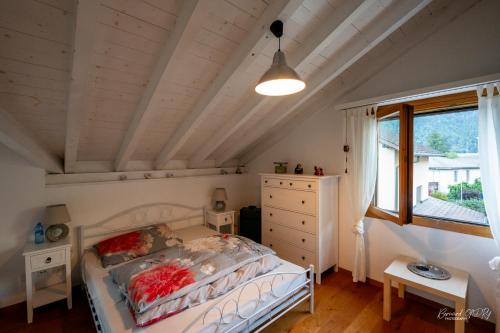 1 dormitorio con 1 cama, vestidor y ventana en Zimmer mit eigenem Badezimmer en Näfels