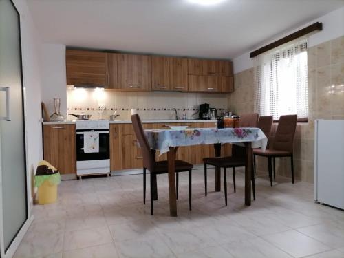 Casa Michel : مطبخ مع طاولة وكراسي في مطبخ