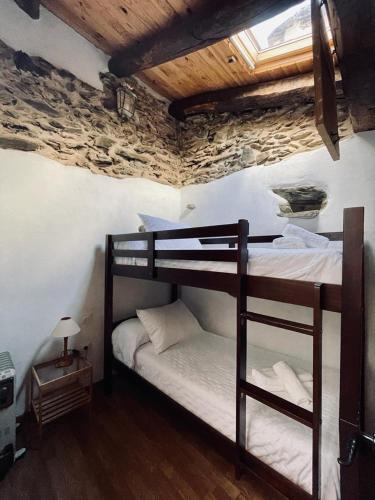 ein Schlafzimmer mit zwei Etagenbetten in einem Zimmer in der Unterkunft La Casa del Castaño in Aracena
