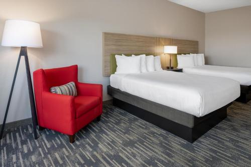 Кровать или кровати в номере Country Inn & Suites by Radisson, Valdosta, GA
