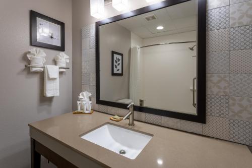 Ванная комната в Country Inn & Suites by Radisson, Valdosta, GA