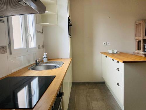 a kitchen with a sink and a counter top at La Serjane à 300 m de la mer à Cayeux sur mer in Cayeux-sur-Mer