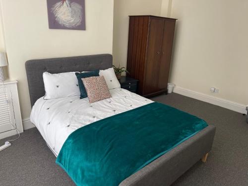 - une chambre avec un lit doté d'une couverture verte dans l'établissement Marks Place, à Liverpool