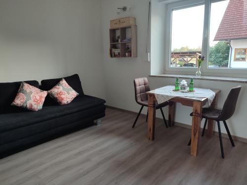 een woonkamer met een bank en een tafel bij Be Home! Apartment Gratkorn in Gratkorn