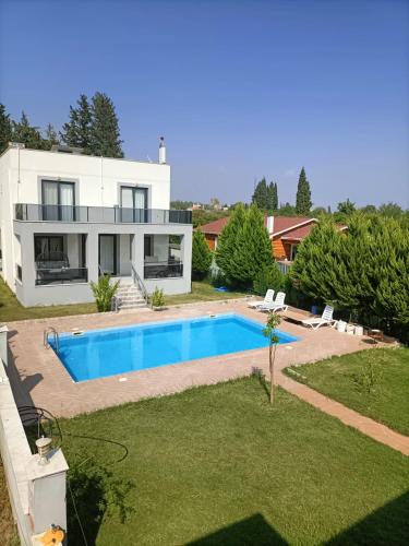 una casa con piscina en un patio en Holistic Balance, 