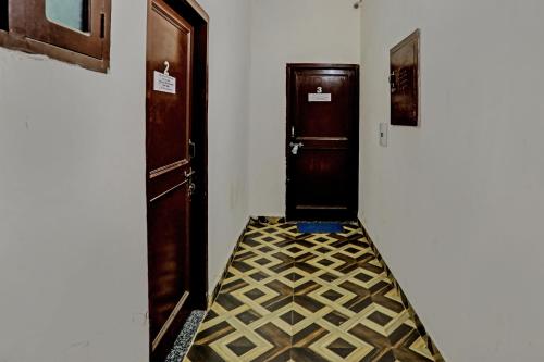 a hallway with a door and a tile floor at OYO Dhalio Guest House in Patiāla