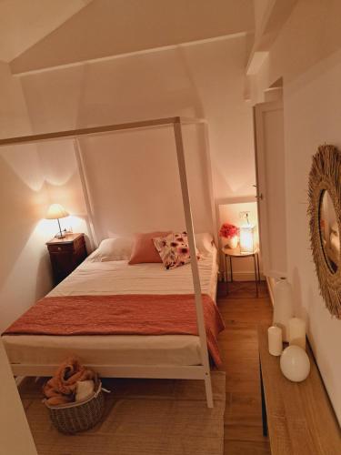 1 dormitorio con cama con dosel en una habitación en Villa The Green Door - Casa Vacanze vicino a Roma, en Fonte Nuova