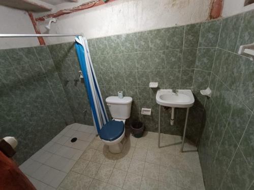 y baño con aseo y lavamanos. en Centro Social Ecoturistico La Alberca, en José María Morelos