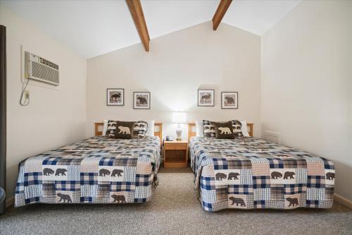 a bedroom with two beds and a desk in it at Cedarbrook Deluxe Two Bedroom Suite with outdoor heated pool 21202 in Killington