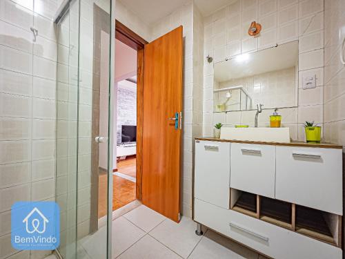 y baño con lavabo y espejo. en Apartamento Aconchegante no Rio Vermelho, en Salvador