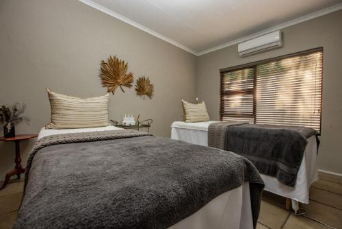 Letto o letti in una camera di Bushbaby Valley Lodge