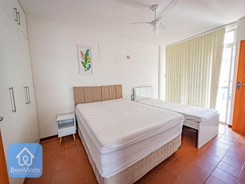 Habitación hospitalaria con 2 camas y ventana en Apartamento Aconchegante no Rio Vermelho, en Salvador