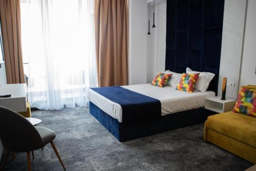 Hotel Nava في إيفوري نورد: غرفه فندقيه بسرير وكرسي