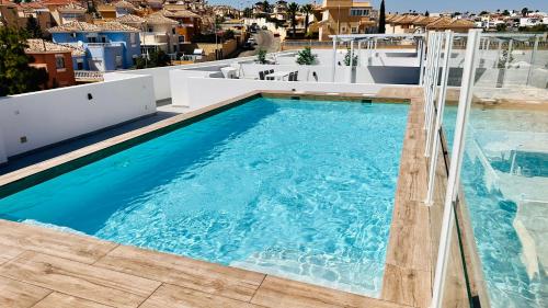 een zwembad op het dak van een gebouw bij Casa Leyen Penthouse with rooftop pool and stunning view and 3 big private terraces in Orihuela