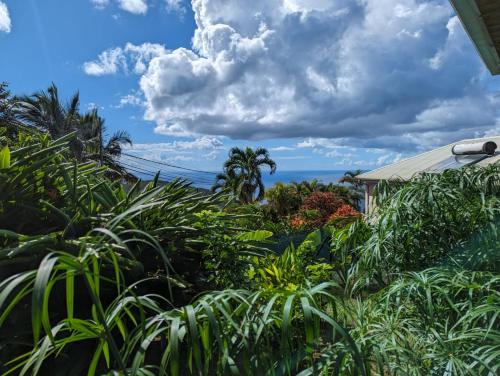 a view of the ocean from the garden at Bungalow WAVES vue mer avec parking privé in Gallochat