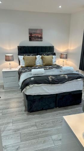 ein Schlafzimmer mit einem großen Bett und zwei Lampen in der Unterkunft 179 church Road in London