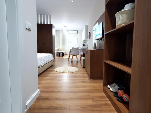 een kamer met een slaapkamer met een bed en een televisie bij armando's house durres in Durrës
