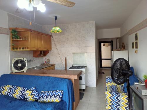 uma cozinha com um sofá azul num quarto em Banana resort em Ras Sedr