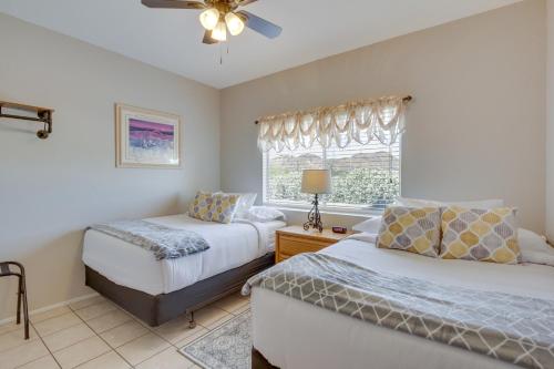 Phoenix Condo with Resort Perks and Mountain Views! tesisinde bir odada yatak veya yataklar