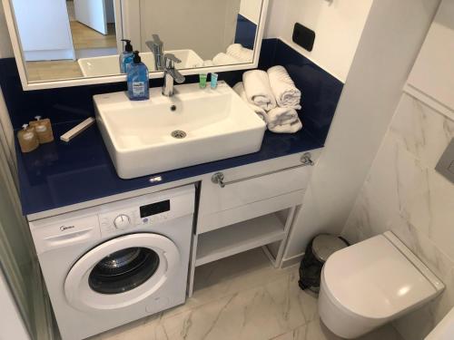 La salle de bains est pourvue d'un lave-linge et d'un lavabo. dans l'établissement Dream Orbi City in Batumi, à Batoumi
