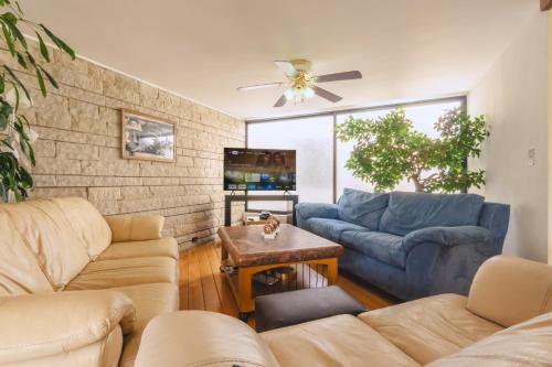a living room with couches and a ceiling fan at ¡Increíble y amplio departamento! in Mexico City
