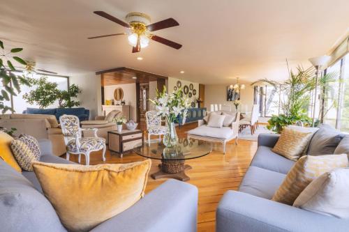 a living room with blue couches and a table at ¡Increíble y amplio departamento! in Mexico City