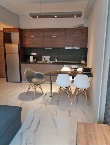 cocina con mesa y 2 sillas en una habitación en Lucky apartment Thessaloniki 2 en Tesalónica