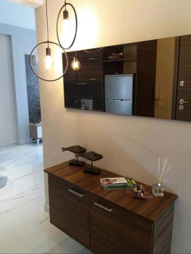 Habitación con tocador de madera y espejo. en Lucky apartment Thessaloniki 2 en Tesalónica