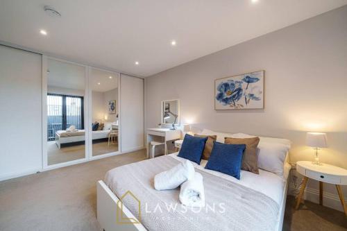 Postel nebo postele na pokoji v ubytování Penthouse Living by Lawsons