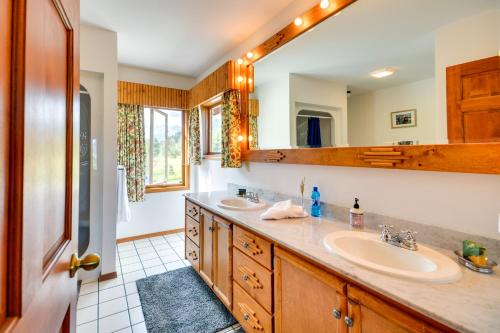 ein Badezimmer mit zwei Waschbecken und einem großen Spiegel in der Unterkunft Wyoming Retreat on Wood River Hike and Fly Fish! in Meeteetse
