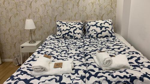 sypialnia z łóżkiem z ręcznikami w obiekcie Ringarstigen 29 w mieście Gävle