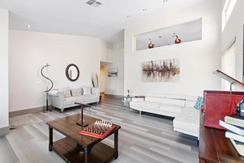 Et opholdsområde på 1900 Sqft House 5beds,3bath With heated Pool,spa,bbq