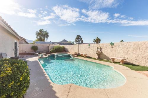 Swimmingpoolen hos eller tæt på 1900 Sqft House 5beds,3bath With heated Pool,spa,bbq