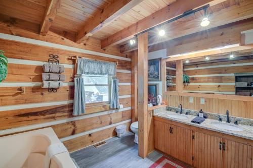 uma casa de banho em madeira com uma banheira e um lavatório em Cove Life at Tellico Lake Cabin with Hot Tub, Dock em Vonore