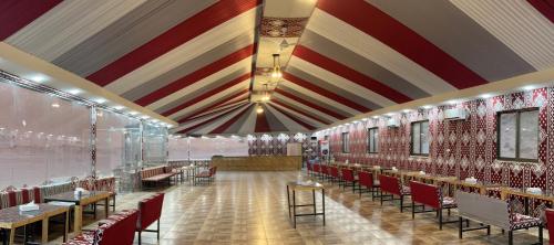 Restaurace v ubytování Luxurious bubble tents in Wadi Rum