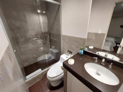 y baño con aseo, lavabo y ducha. en MLA apartments - Bolognesi, en Lima