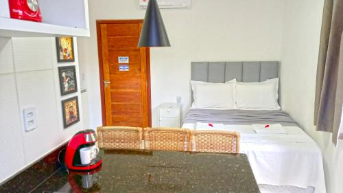 małą sypialnię z łóżkiem w pokoju w obiekcie Flat da Eliete e Admilson w mieście Porto Seguro