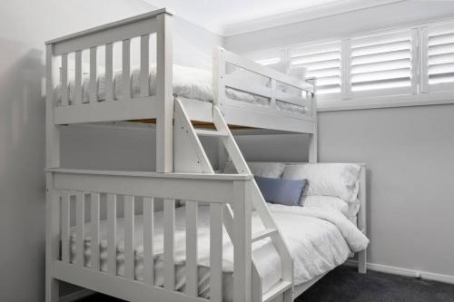 Двухъярусная кровать или двухъярусные кровати в номере Rengor Executive Retreat