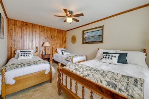 um quarto com 2 camas e uma ventoinha de tecto em Cozy Waynesville Vacation Rental with Mountain Views em Waynesville
