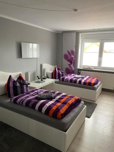 een slaapkamer met 2 bedden en een raam bij Ferienwohnung Sarah in Schönebeck