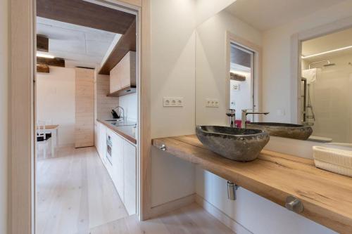 La salle de bains est pourvue d'un lavabo sur un comptoir. dans l'établissement Benaki 86 Lujoso apartamento de montaña, 