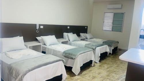 En eller flere senge i et værelse på Hotel Tenda Diadema