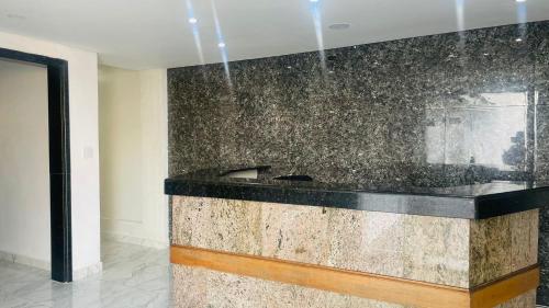 a lobby with a granite counter top in a room at Hotel Tenda Diadema in Diadema