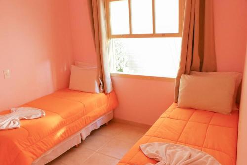 A bed or beds in a room at Recanto dos Beija Flores, Chale Azaleia