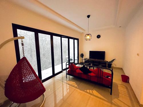 Televiisor ja/või meelelahutuskeskus majutusasutuses 4-Bedroom Home in South Jakarta Nuansa Swadarma Residence by Le Ciel Hospitality