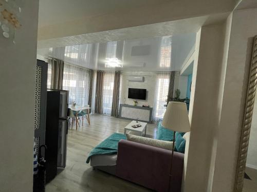 un soggiorno con un divano e un tavolo di Astoria Lux Seashore 23 a Năvodari